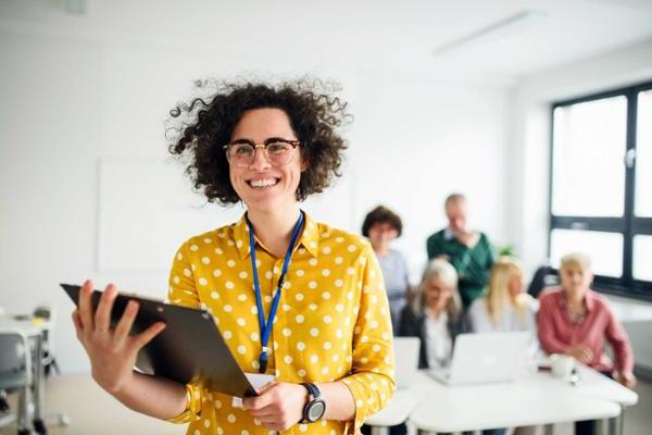 图为老师与参加计算机与技术教育课的高年级学生合影.